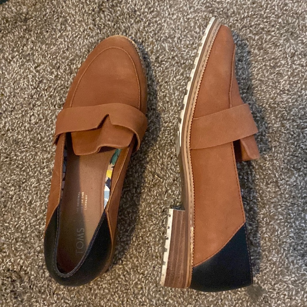Tom’s like new loafers